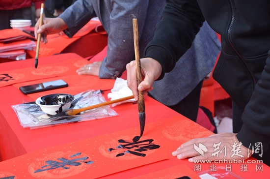 寫對(duì)聯(lián).jpg