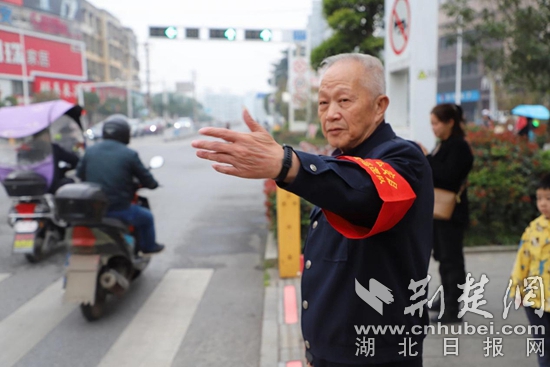 黨委委員郭盛斌同志指揮交通.jpg