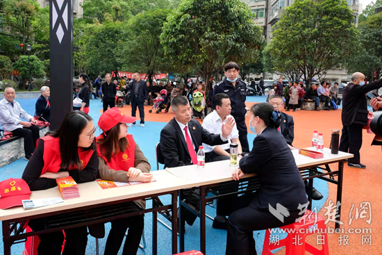 黃石市中級人民法院下沉黨員干部為居民提供法律咨詢服務.png.png