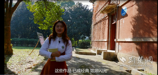 學生在紅樓外拍攝《湖科，我們的故事》.png.png