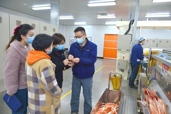 2.圖為黃石市稅務(wù)局組織業(yè)務(wù)骨干在臺(tái)光電子材料(黃石)有限公司走訪問需解難題。.jpg.jpg