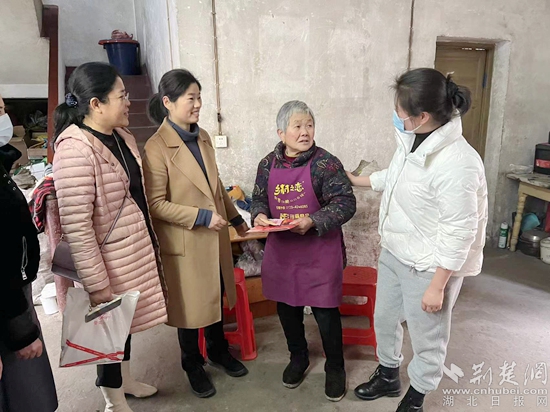 女企業(yè)家看望慰問(wèn)龍?zhí)渡鐓^(qū)困境婦女鐘菊云.jpg