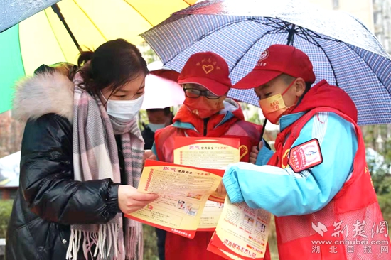市實(shí)驗(yàn)小學(xué)小宣講員到打著雨傘到社區(qū)發(fā)安全知識(shí)傳單_副本.jpg