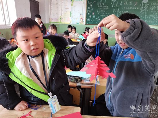 孩子們?cè)谡故咀约旱募艏堊髌贰?jpg.jpg