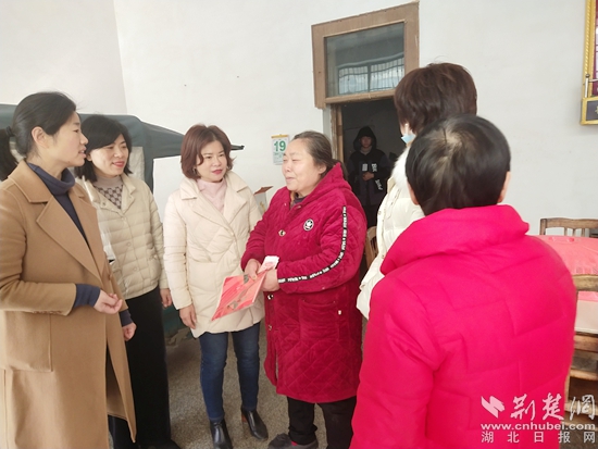 女企業(yè)家來(lái)到困境兒童小斌家中慰問(wèn)看望.jpg