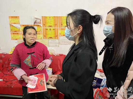 女企業(yè)家看望慰問(wèn)龍?zhí)渡鐓^(qū)困境婦女彭鳳云.jpg