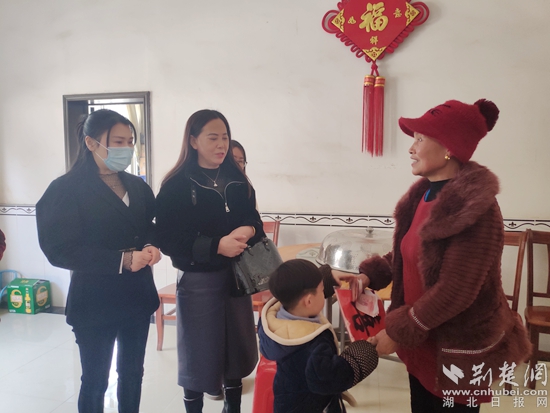 女企業(yè)家看望困境兒童謹(jǐn)洋，并向其外婆詢問(wèn)朱謹(jǐn)洋的日常生活情況.jpg