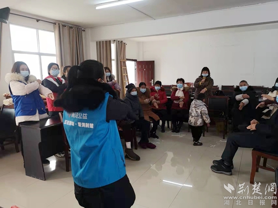 向老人們傳授養(yǎng)生操、護(hù)腰舞.jpg