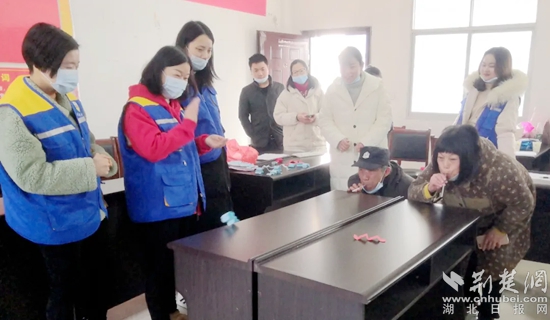 游戲互動(dòng)引來(lái)老年人們陣陣歡笑.jpg