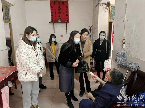 武穴市婦聯(lián)黨組書(shū)記、主席張利和女企業(yè)家看望慰問(wèn)困境婦女劉金娥.jpg