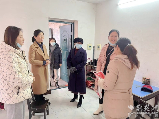 女企業(yè)家協(xié)會(huì)與困境婦女周紅霞親切交談.jpg