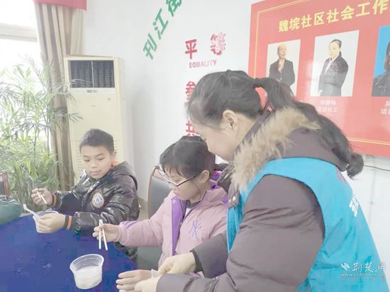 個(gè)案服務(wù)對象在社工陪伴下，心理得到疏導(dǎo).jpg.jpg