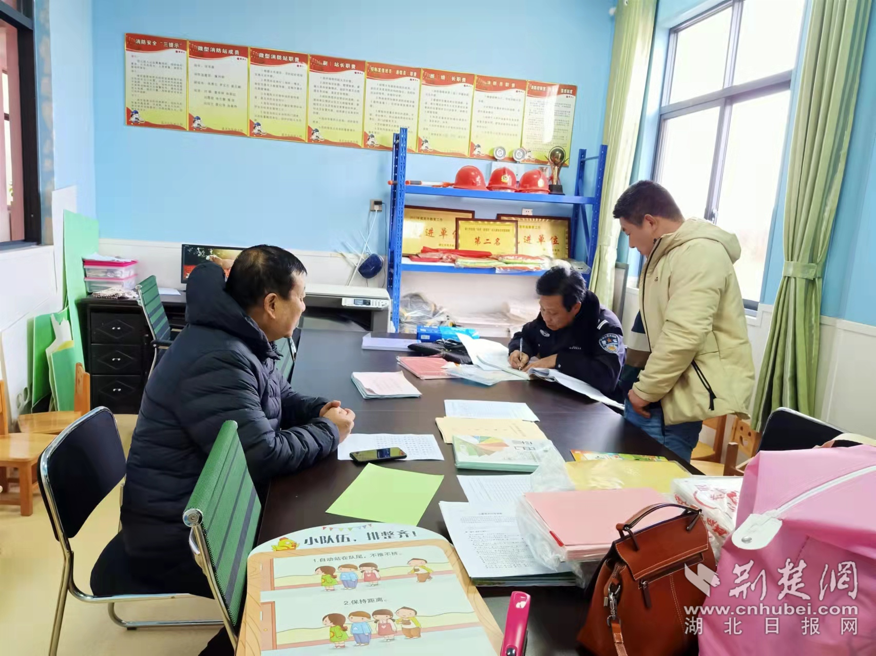 民警深入校園與教職員工座談，深入排查化解各類(lèi)矛盾糾紛。.png.png
