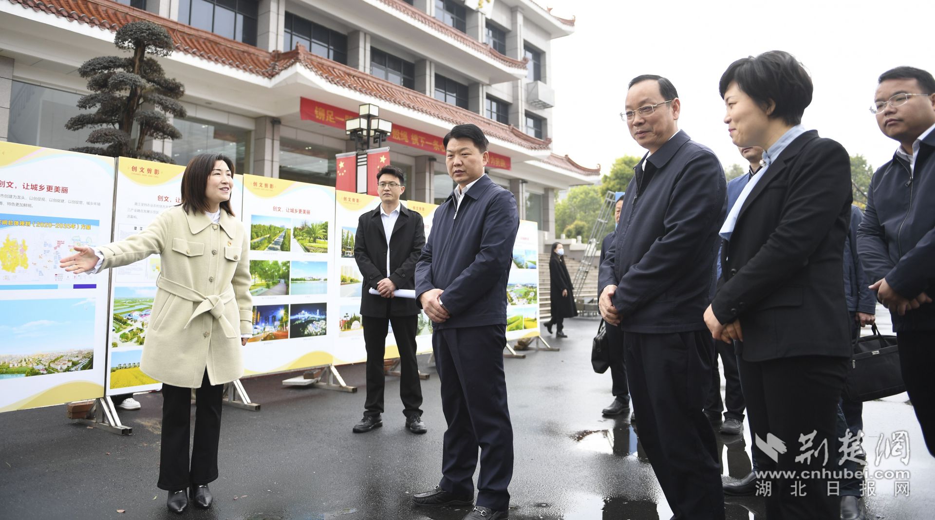 與會(huì)人員參觀潛江市全國(guó)文明城市創(chuàng)建工作成效展示。.jpg.jpg