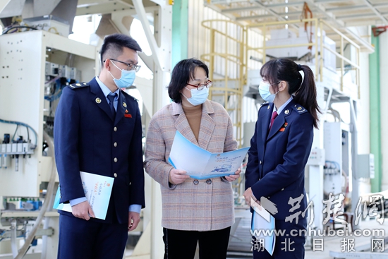 圖1.稅務(wù)干部向三豐智能裝備股份有限公司財務(wù)部長廖少華宣講減稅降費政策.JPG