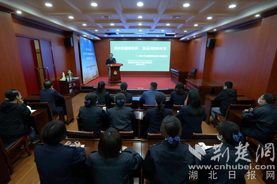 2.鄭稅官工作室”的負(fù)責(zé)人鄭中平正在講解2022年小規(guī)模納稅人免征增值稅、增值稅留抵退稅、“組合式”稅收優(yōu)惠減免等最新的優(yōu)惠政策