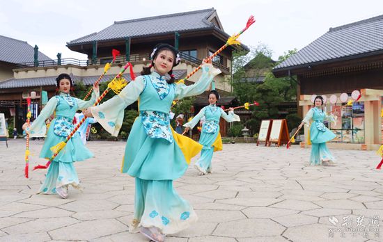 東山小鎮(zhèn)，演員們正在表演打連廂。.jpg