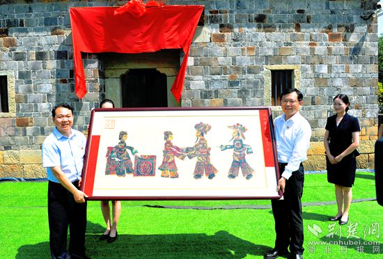 4.紅安縣委、縣政府向湖北省博物館贈送“紅安縣省級非遺藝術(shù)品皮影戲牌匾”_副本.jpg