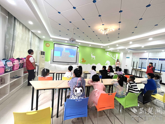 4月8日，牧羊湖社區(qū)聯(lián)合合心心理社工、樂享社工在連心驛站開展“護(hù)佑童年、相伴成長”關(guān)愛兒童活動。.png.png
