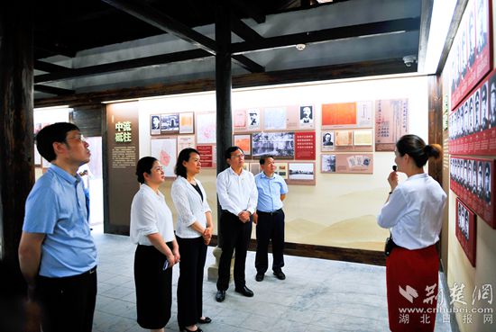 6.左一湖北省博物館副館長何廣；左二黃岡市文旅局黨組成員、副局長王萍；左三湖北省文化和旅游廳黨組成員、省文物事業(yè)發(fā)展中心主任余萍