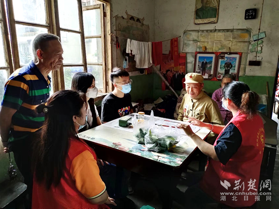 6月2日，濱湖社區(qū)暖陽驛站組織開展“端午粽情&nbsp;情暖老兵”上門送溫暖活動。.png.png
