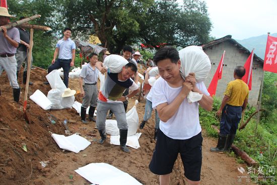 2016年，王三元（前排右一）與縣政協(xié)機(jī)關(guān)干部一起在沙畈河村抗洪搶險(xiǎn)_副本.jpg