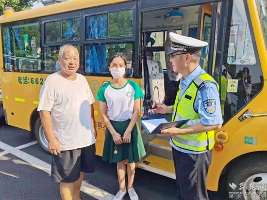 民警對(duì)校車開展安全大檢查6.jpg.jpg