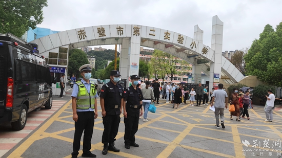 開學(xué)首日，民警在校園內(nèi)開展巡邏防控2.jpg