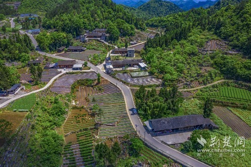 宣恩縣椒園集鎮(zhèn)至鑼圈巖段公路，全長(zhǎng)8公里，途經(jīng)椒園村、涼風(fēng)村、鑼圈巖村，該公路建成既有效帶動(dòng)沿線煙葉等產(chǎn)業(yè)發(fā)展，又是曜天眼景區(qū)的