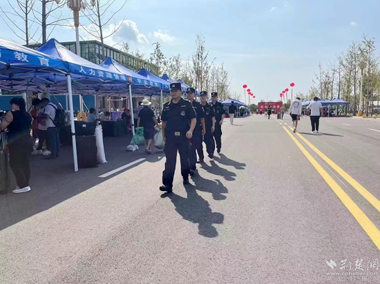 開學(xué)首日，民警在校園內(nèi)開展巡邏防控1.jpg