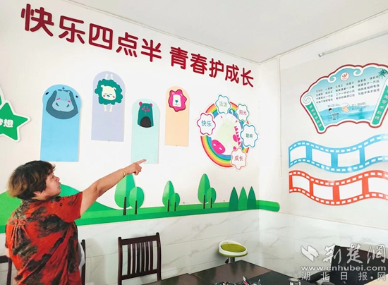 向文村村主任向我們介紹“四點(diǎn)半學(xué)?！保狞c(diǎn)半學(xué)校是向文村村委會(huì)為了促進(jìn)當(dāng)?shù)貎和n后讀書(shū)的公益閱讀項(xiàng)目_副本.jpg