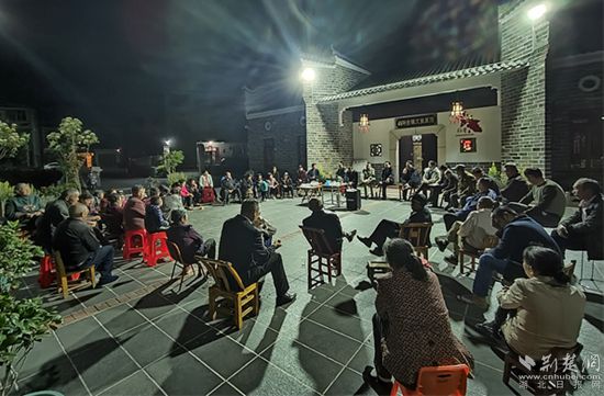1、閻家河鎮(zhèn)石橋垸村召開“灣組屋場會”收集群眾有關(guān)“清廉村居”建設(shè)的意見建議_副本.jpg