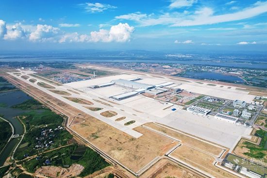 濱江擁湖的鄂州機場-牛暢，拍攝于2022年6月初，主題：鄂州花湖機場地理優(yōu)勢優(yōu)越，周邊生態(tài)環(huán)境良好，通過花馬湖水系綜合治理使得機