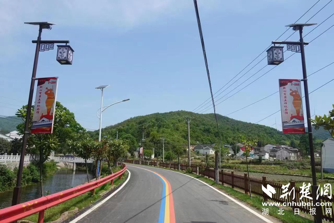 芳畈鎮(zhèn)白果樹灣村通過道路修復(fù)，打造美麗鄉(xiāng)村網(wǎng)紅“彩虹路”.jpg.jpg