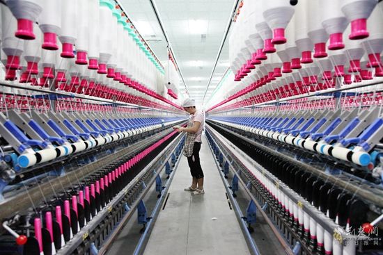 在湖北百絲祥紡織有限公司生產(chǎn)車(chē)間，工人正在生產(chǎn)線上作業(yè).jpg.jpg