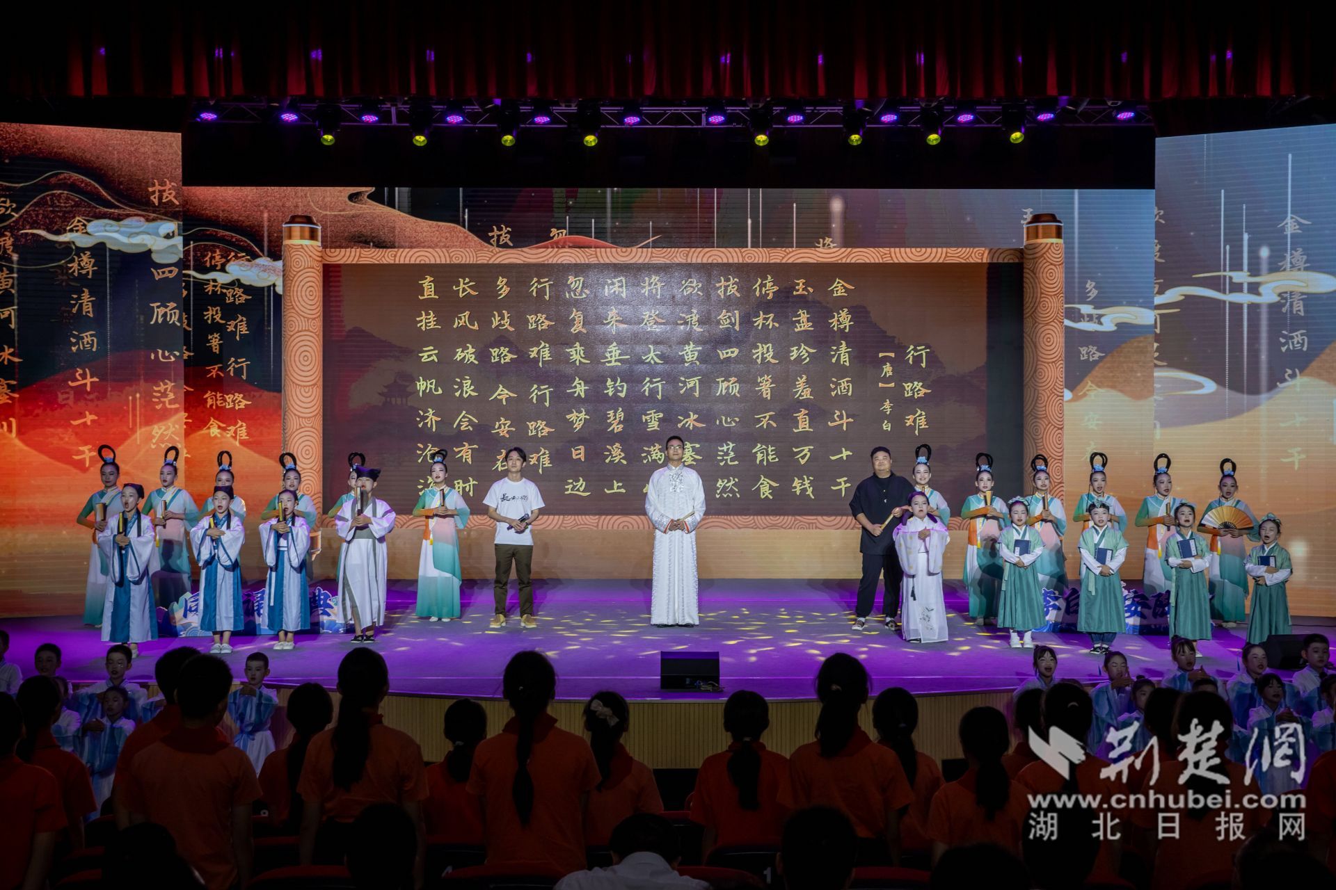 活動最后凌振赫、沈嘉柯、余維剛與學生們一齊誦讀行路難_副本.jpg.jpg
