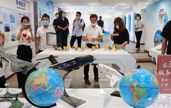 燕磯社區(qū)黨員群眾服務中心參觀體驗。記者 胡小軍 攝.jpeg