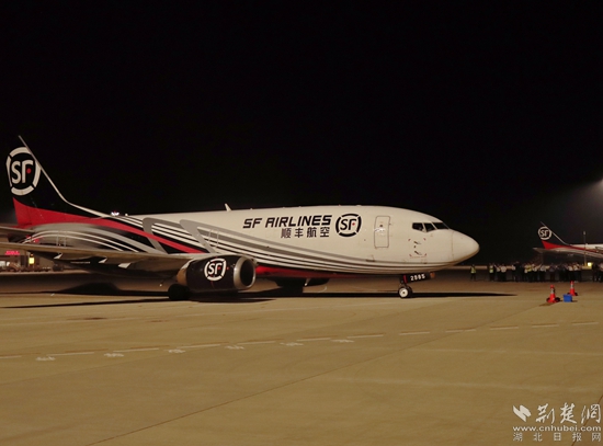 順豐B737-300駛向停機位。金康 攝.jpg