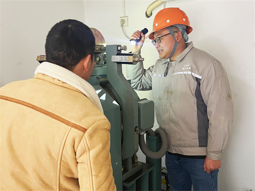 機(jī)電一室寒冬檢驗圖恩施_副本.jpg