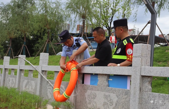 雙鶴派出所民輔警在轄區(qū)重點水域排查隱患，裝配救生工具.jpg