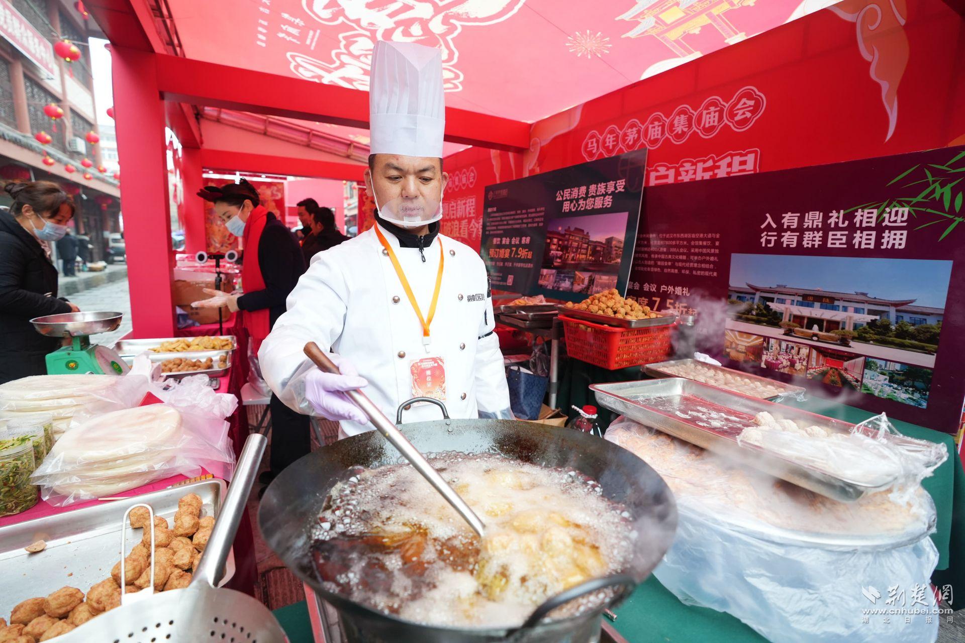 現(xiàn)場臘味、鹵貨、炸圓子吸引市民前來品嘗購買 (1).JPG.JPG