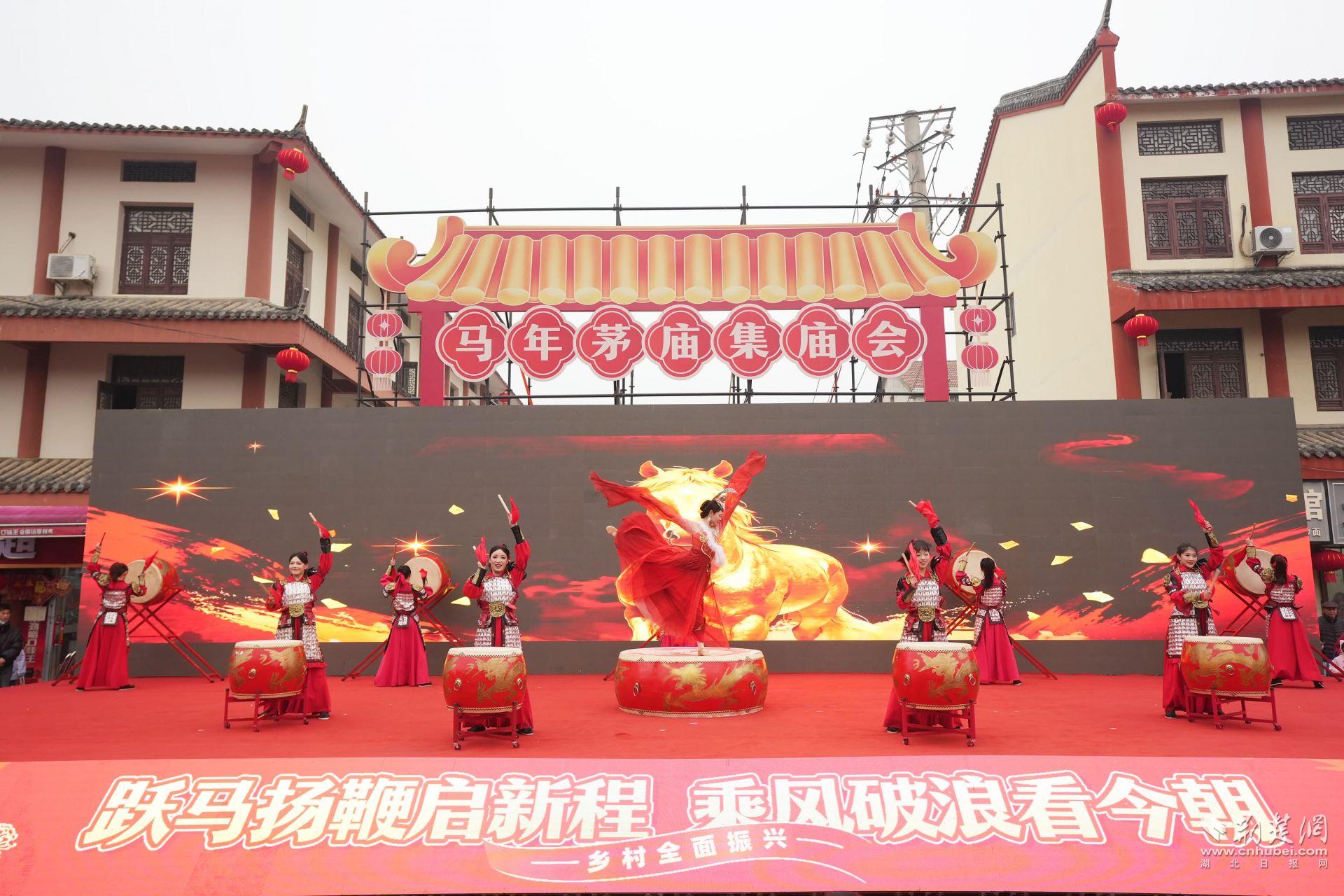 大集現(xiàn)場歌舞表演吸引了不少市民前來 (4).JPG.JPG