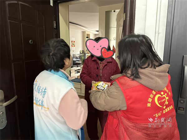 志愿小隊上門為轄區(qū)獨居、高齡老人送去湯圓.jpg