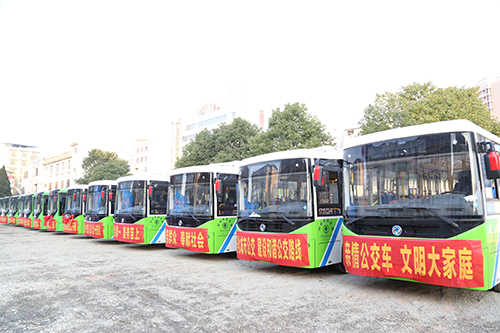 即將在崇陽(yáng)投入使用的68輛新能源純電動(dòng)公交車(chē)。.jpg