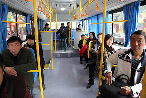 崇陽(yáng)老百姓坐上新能源純電動(dòng)公交車(chē)。.JPG