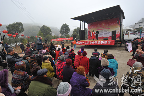 圖9 慰問(wèn)演出現(xiàn)場(chǎng) - 萬(wàn)能看圖王_副本.jpg 圖9 慰問(wèn)演出現(xiàn)場(chǎng) - 萬(wàn)能看圖王_副本.jpg