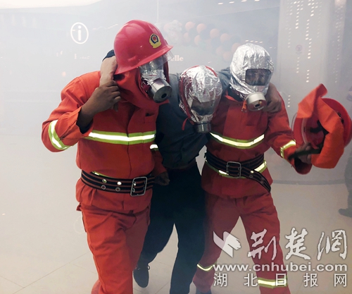 專職隊隊員營救被困員工-_副本.jpg 專職隊隊員營救被困員工-_副本.jpg