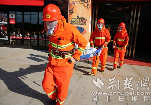 專職隊隊員營救被困員工_副本.jpg 專職隊隊員營救被困員工_副本.jpg